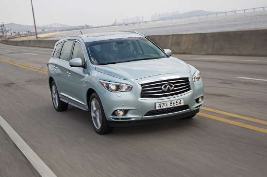  엔진 배기량이 줄고 배터리가 탑재되면서 차체가 무거워진 QX60 하이브리드 초반가속은 조금 부족했지만, 탄력이 붙으면 뛰어난 질주본능을 결코 숨기지 않았다. Ⓒ 한국닛산