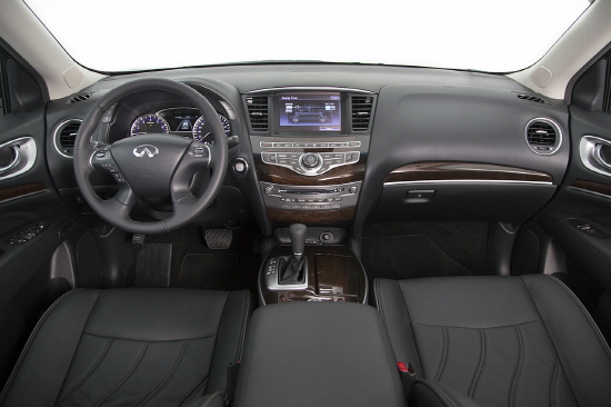  QX60 하이브리드의 센터 콘솔은 원목의 아름다움이 돋보이도록 전통 공예에서 영감을 얻은 방법으로 광택을 낸 단풍나무 우드 트림이 적용되면서 보다 고급스런 인테리어를 구현했다. Ⓒ 한국닛산