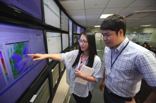  삼성화재애니카손사 종합 상황실에서 직원들이 모니터를 확인하고 있다. ⓒ 삼성화재