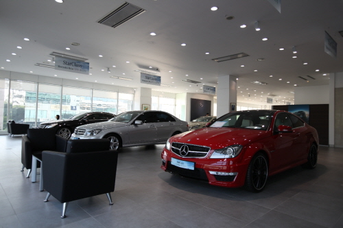  스타클래스(StarClass)는 메르세데스-벤츠 코리아가 공식 수입한 차량으로, 엄격한 품질 기준을 통과한 프리미엄 인증 중고차이다. 4년/10만km이내 무사고 차량이어야 하며, 벤츠의 178가지 정밀 점검을 거쳐야 품질을 인증 받을 수 있다. ⓒ 메르세데스-벤츠 코리아