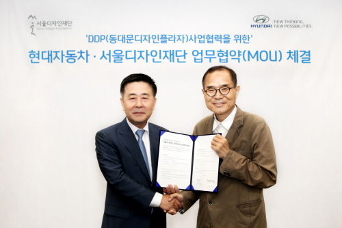  현대차 국내영업본부장 곽진 부사장(좌측)과 서울디자인재단 백종원 대표(우측)가 업무 협약 체결 후 기념 촬영을 하고 있는 모습. ⓒ 현대차