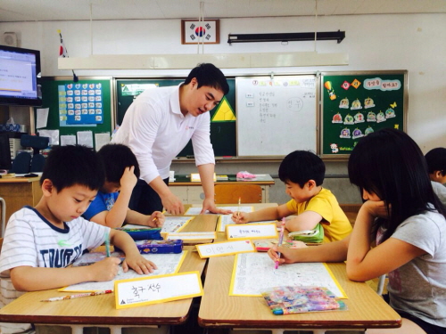  한화생명 직원들이 녹번초등학교에서 '행복한 경제교육'을 진행하고 있다. ⓒ 한화생명