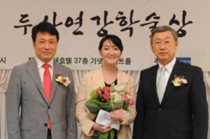 박용현 두산연강재단 이사장(오른쪽)이 9일, 2014 두산연강학술상 의학논문 부문 시상식에 참가, 수사장인 이사민 임상강사(가운데)와 이왕준 신문 '청년의사&rsquo;' 발행인과 기념 촬영을 하고 있다. ⓒ 두산