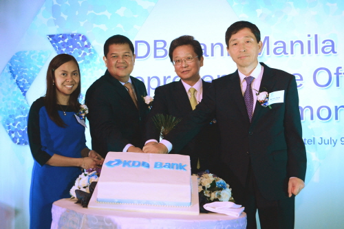  (좌로부터) MS. Sharon Almanza(샤론 알만자) 재무부 차관보,  Mr. Nestor A. Espenilla Jr(네스터 에스페닐라) 중앙은행 부총재, KDB산업은행 류희경 수석부행장,  이혁 주 필리핀 대사 ⓒ 산업은행