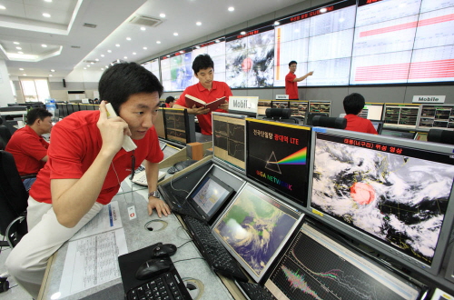  KT 네트워크 종합상황실에서 KT 통신재난 대책본부 직원들이 태풍 너구리의 경로를 살피며 피해지역에 들어간 남해안 일대 기지국 등의 통신시설을 확인하고 있다. ⓒ KT