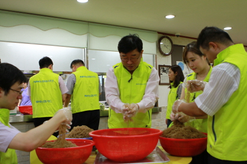 봉사활동에는 NH농협카드봉사단원 20여명과 신응환사장이 함께 참석했다. ⓒNH농협카드