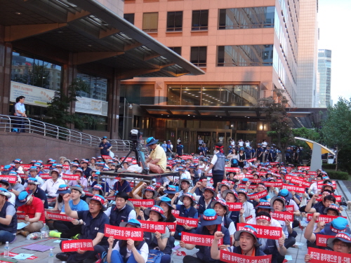  KB국민은행 노조와 직원 1000여명이 지난 9일 임영록 KB금융지주 회장과 이건호 KB국민은행 행장의 책임을 물으며 퇴임을 요구하고 있다. = 김병호 기자