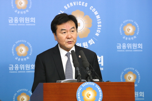  신제윤 금융위원장이 10일 열린 '금융규제 개혁방안' 브리핑에서 관련 내용에 대해 설명하고 있다. ⓒ 금융위원회