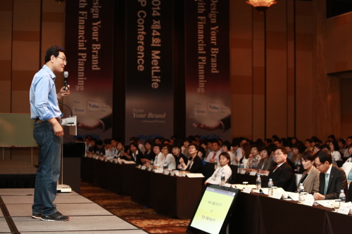  9일 밀레니엄서울힐튼호텔 그랜드볼룸에서 개최된 '2014 메트라이프 종합재무설계 컨퍼런스'에서 스핑클 대표 신병철 박사가 기조강연을 하고 있다. ⓒ 메트라이프생명