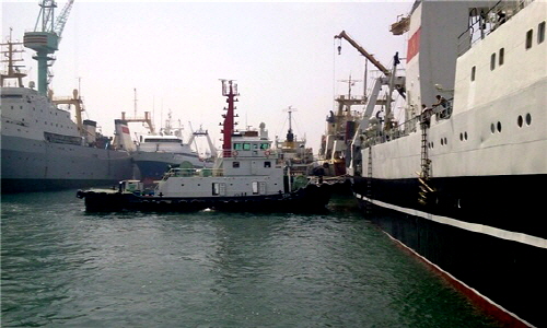  지난 5월29일 오리엔트 부산조선소 내에서 예선업 등록을 하지 않은 대진예선 소유 대진5호가 러시아 국적의 PETROPAVLOVSK를 출항하기 위해 선미에서 끌어당기는 모습. ⓒ 한국예선업협동조합 부산지부