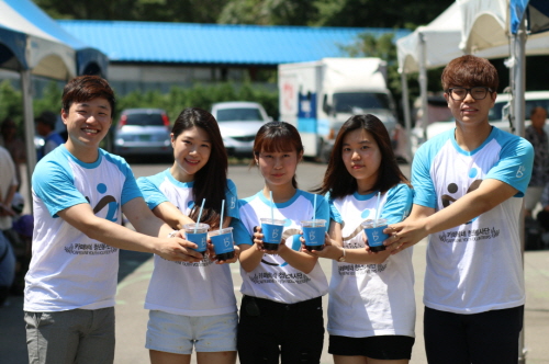 카페베네는 11일, 동대문구 청량리에 위치한 밥퍼나눔운동본부에서 카페베네 청년봉사단과 함께 아이스 커피 무료 배식 봉사활동을 진행했다. ⓒ 카페베네