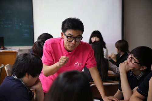  NH농협은행 대학생 봉사단 N돌핀이 경기도 소재 오남고등학교를 찾아 진로 멘토링 봉사를 실시했다. ⓒ 농협은행