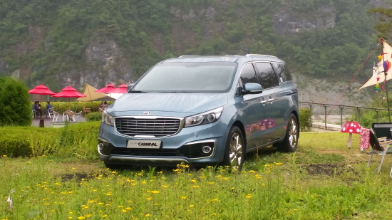  과연 새로워진 신형 카니발이 국내 패밀리 미니밴 '절대 강자'의 옛 명성을 이어갈 수 있을지 업계의 관심이 고조되고 있다. = 전훈식 기자