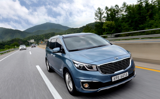  서행 구간에서의 스티어링 휠 조작은 매우 묵직했으며, 시속 140㎞/h까지 시원스럽게 올라간 고속 주행에서는 외의로 부드러운 편이다. Ⓒ 현대자동차