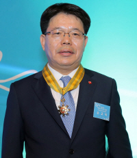 제3회 인구의 날 행사에서 &lsquo;국민훈장 모란장&rsquo;을 수훈 받은 손교덕 은행장. ⓒ 경남은행