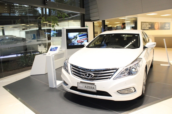  현대차는 올해부터 글로벌 딜러숍에 신규 딜러 시설 표준 '글로벌 딜러십 스페이스 아이덴티티'를 적용해 전시장과 서비스 시설 고급화를 추진하고 있다. 브라질 상파울루 지역의 현대차 플래그십 딜러숍의 자동차 전시장 모습. Ⓒ 현대자동차