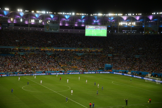  현대자동차는 '2014 브라질 월드컵' 결승전에서 지금까지 약 750만명이 방문한 현대차 온라인 팬파크 인기 투표에서 가장 많은 표를 받은 축구팬 얼굴을 경기장 내 A 보드에 띄우는 이색 마케팅을 진행했다. Ⓒ 현대자동차