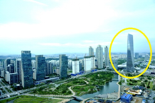  송도국제도시 전경이 펼쳐진 가운데 국내 최고층빌딩인 동북아무역센터가 하늘로 우뚝 솟아 있다. ⓒ 포스코건설