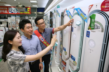  롯데하이마트 대치점을 방문한 고객들이 전문상담원의 설명을 들으며 에어컨 제품을 살펴보고 있다. ⓒ 롯데하이마트