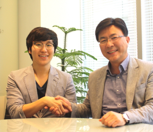  한동헌 마이크임팩트 대표와 유항제 SK행복나눔재단 총괄본부장(우측)이 임팩트투자 계약 체결 후 기념촬영을 하고 있다. ⓒ SK행복나눔재단