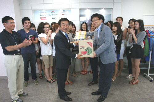  김형준 롯데홈쇼핑 영업본부장(사진 가운데 오른쪽)이 초복을 맞아 협력사 이영호 ㈜이앤비 대표(사진 가운데 왼쪽)에게 수박과 맥주를 전달하고 있다. ⓒ 롯데홈쇼핑