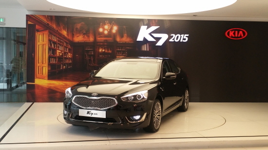  한층 고급스러워진 K7 2015는 크게 개선된 상품성에도 불구하고, 고객 요구를 적극 반영해 합리적인 가격으로 책정됐다. = 전훈식 기자