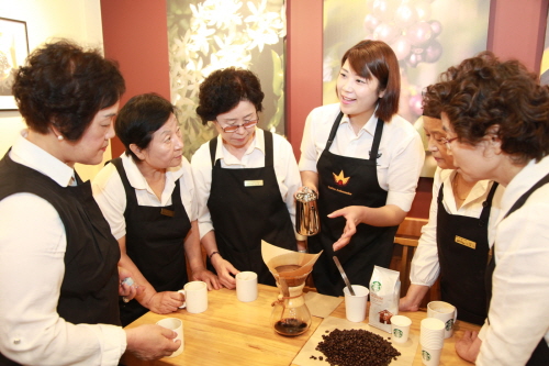  스타벅스커피 코리아 (대표 이석구)의 박세정 커피대사(오른쪽 3번째)가 14일 스타벅스 재능기부 카페 1호점인 서대문종합사회복지관 '카페 이스턴' 소속 실버 바리스타들을 대상으로 다양한 커피 기기 추출 및 라떼아트 실습, 커피 테이스팅 등의 재능기부 활동을 전개하고 있다. ⓒ 스타벅스커피 코리아