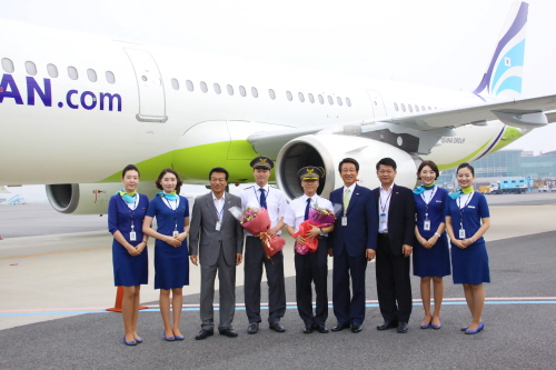  한태근 에어부산 대표(오른쪽 네 번째)를 비롯해 강대희 안전본부장(왼쪽 세 번째), 최판호 경영본부장(오른쪽 세 번째), 임직원들이 13호기 도입식에 참석해 기념촬영을 하고 있다. ⓒ 에어부산