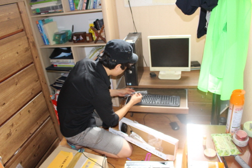  소외계층에 중고컴퓨터를 설치해 주는 모습. ⓒ 피플앤컴