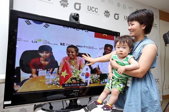  베트남 이주여성(사진 오른쪽)이 KT 동수원지사에서 화상회의시스템을 통해 베트남 현지 가족들과 이야기를 나누고 있다. ⓒ KT