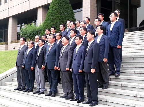  최문기 전 장관(첫째줄 가운데)은 지난 15일 이임식 직전 미래부 실&middot;국장들과 기념촬영을 하고 있다. ⓒ 프라임경제