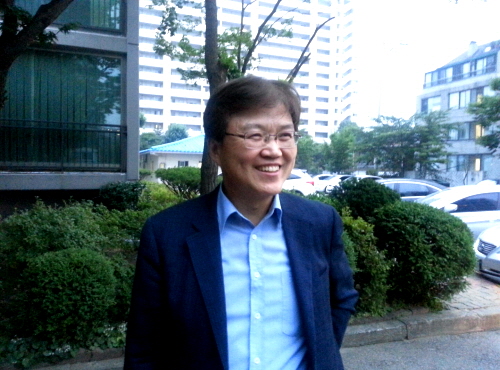  최양희 미래부 장관은 취임 전인 지난달 17일 방배동 자택 앞에서 기자들과 만나 소감을 밝히고 있다. ⓒ 프라임경제