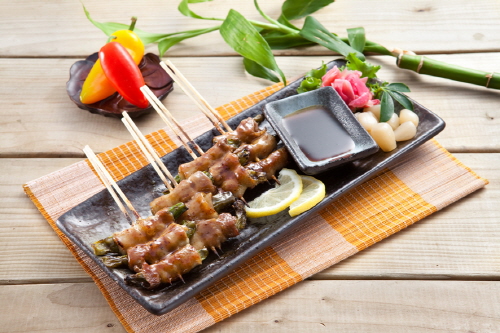  꼬지마루가 초복을 맞이해 다양한 보양식 메뉴를 선보인다. 꼬지마루는 '야채불족발'과 '쭈꾸미 볶음', '베이컨 비엔나 햄말이 꼬치' 등을 내세워 직장인들을 공략한다는 전략이다. 사진은 삼겹고추말이 꼬치. ⓒ 꼬지마루