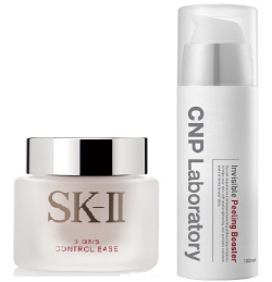  SK-II 싸인즈 컨트롤 베이스(사진 좌), CNP차앤박화장품 CNP인비저블 필링 부스터(사진 우). ⓒ 각사