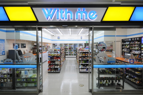  신세계그룹의 편의점 위드미가 사업권 인수 7개월 만에 공개 사업 설명회를 열고 본격적인 가맹점주 유치에 나선다. ⓒ 신세계그룹