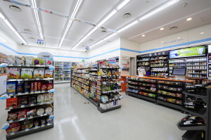  신세계그룹은 올해 말까지 전국 점포 1000개를 목표로 하고 있다. 신세계그룹의 편의점 위드미 내부. ⓒ 신세계그룹