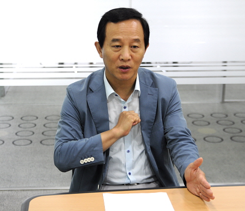  60여개 팬택 협력사로 구성된 팬택 협력사 협의회 회장을 맡은 홍진표 하이케이텔레콤 대표는 이번주 내 채권단과 이통사가 팬택 회생의 방안을 강구하지 않으면, 협력사의 줄도산이 이어질 것이라고 강조했다. = 이윤형 기자