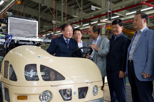  김주한 농협은행 은행장이 충남 아산시에 위치한 농&middot;임업용 기계 제조기업 '한성티앤아이'의 현장을 둘러보고 있다. ⓒ 농협은행