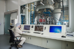 로스팅 제어실에서 원두 공정과정을 빠짐없이 확인하고 있다. ⓒ카페베네