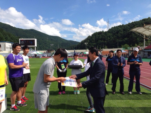 '태백산배 제12회 전국 중고육상경기선수권대회'가 오는 19일부터 4일간 역대 최대 규모로 개최된다. 정한 ㈜치어스 대표이자 한국중고육상경기연맹 회장이 지난 대회에서 기록을 경신한 우승 선수에게 시상하고 있다. ⓒ 치어스