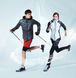  아이스타일24에 따르면 올 7월 들어 장마 대비 상품이 아닌 물놀이 방수용품 판매량이 급증하고 있다. ⓒ 아이스타일24