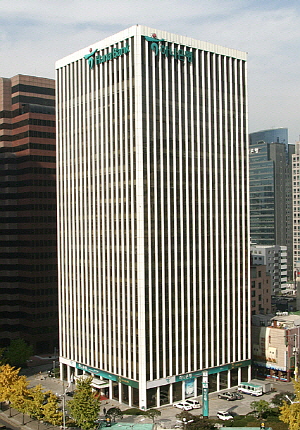 하나금융그룹 내 하나&middot;외환은행 조기통합이 진통을 겪고 있다. 김한조 외환은행장까지 나서 설득하고 있지만, 노조는 책임론을 내세우며 강하게 반발하고 있다. ⓒ 하나금융지주