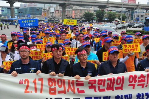  김정태 하나금융그룹 회장과 김한조 외환은행은 조기통합 이유로 악화된 재무 상태를 꼽고 있는 반면, 노조는 