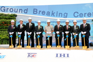  PTT그룹 닥터 파일린 회장(왼쪽 네 번째)과 조뇌하 포스코엔지니어링 사장(오른쪽 끝)이 기공식에 참석해 첫삽을 뜨고 있다. ⓒ 포스코엔지니어링