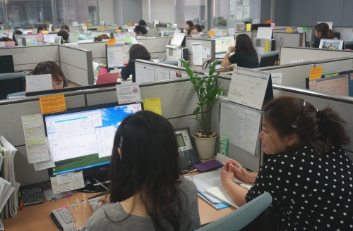 한국주택금융공사 콜센터 내부 전경. 수습생 지도·교육이 한창이다. = 하영인 기자