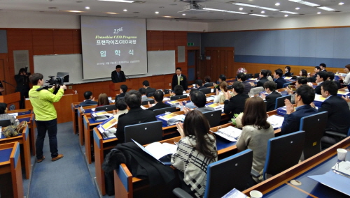  연세대학교와 한국프랜차이즈산업협회가 '제26기 프랜차이즈 CEO 과정'을 모집한다. 지난 '제25기 프랜차이즈 CEO 과정' 입학식에서 이 과정을 이끌고 있는 오세조 주임교수가 입학생들에게 교육 전반적인 소개하면서 연세대 프랜차이즈 최고 경영자과정(FCEO) 총동문회 6대 회장인 정한 ㈜치어스 대표를 소개하고 있다. ⓒ 치어스