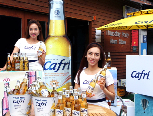  국내 프리미엄 No.1 맥주 '카프리'가 여름 휴가철을 맞아 피서객들이 몰리는 부산 해운대에서 21일부터 8월 23일까지 한 달간 '카프리 팝업 스토어'를 운영한다. ⓒ 오비맥주