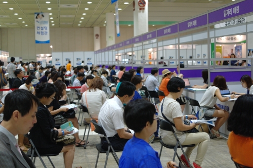  지난 2일 삼성동 코엑스에서 열린 '시간제 일자리 박람회'에 일자리를 찾고자 2만여명의 인파가 몰렸다. = 하영인 기자