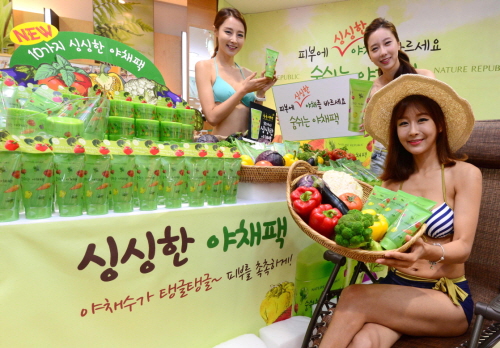 네이처리퍼블릭이 21일 서울 명동월드점에서 10가지 싱싱한 유기농 야채수를 함유한 '숨쉬는 야채팩' 출시를 기념해 '떠나요! 피부 바캉스' 이벤트를 진행했다. 이 제품은 토마토와 양배추, 파프리카 등 야채수가 함유돼 자외선에 자극 받은 피부를 편안하게 진정시킨다. ⓒ 네이처리퍼블릭