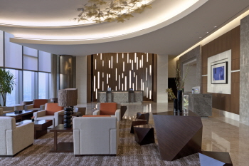  쉐라톤 서울 디큐브시티 호텔 로비. ⓒ 쉐라톤 서울 디큐브시티 호텔